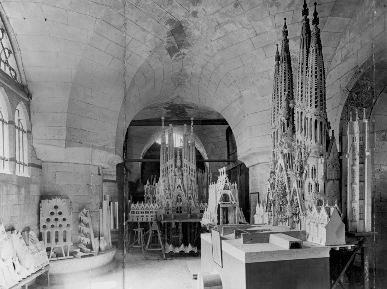 Templo de la Sagrada Família: maquetas en el sótano del claustro, lugar donde se guardaban