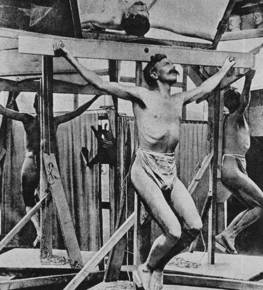 Estudio fotográfico en el obrador de Gaudí en la Sagrada Família para la escultura del Cristo crucificado del oratorio de la Casa Batlló