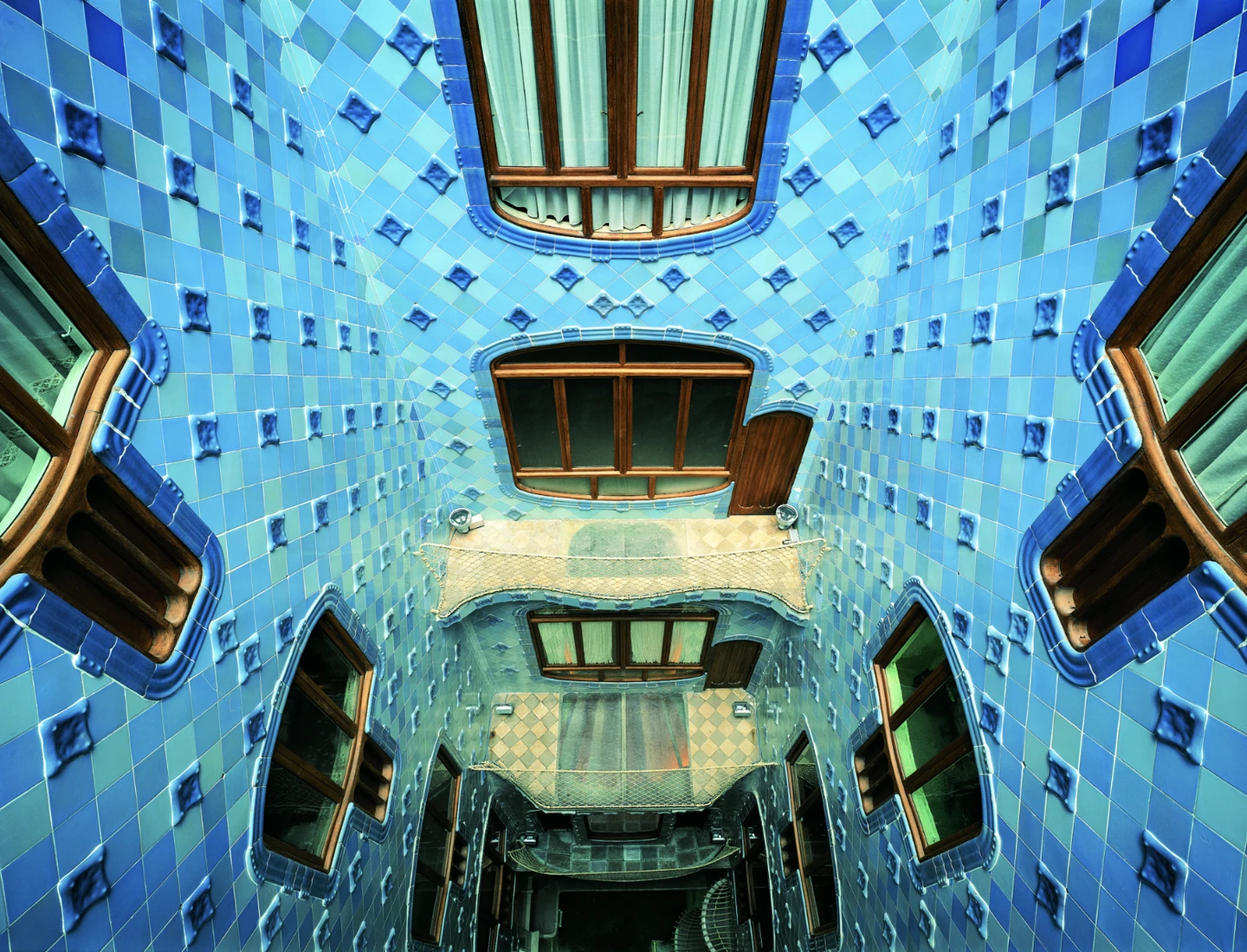 Patio de luces de la Casa Batlló revestido de azulejos de cerámica vidriada Casa Batlló
